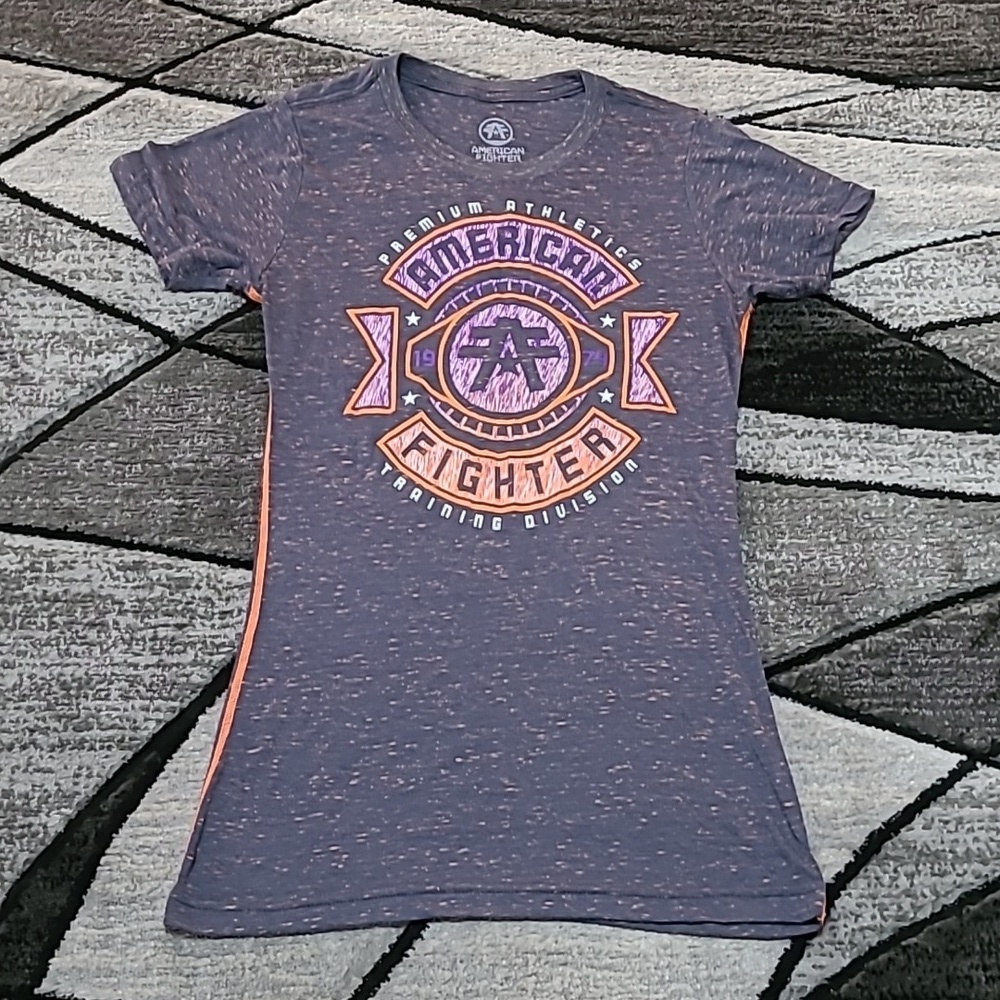 AMERICAN FIGHTER BUCKLE FITTED LOGO TEE-SHIRT